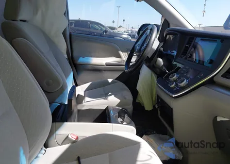 2016 Toyota Sienna Le 8 Passenger z USA, uszkodzony, nr VIN 5TDKK3DC0GS717160